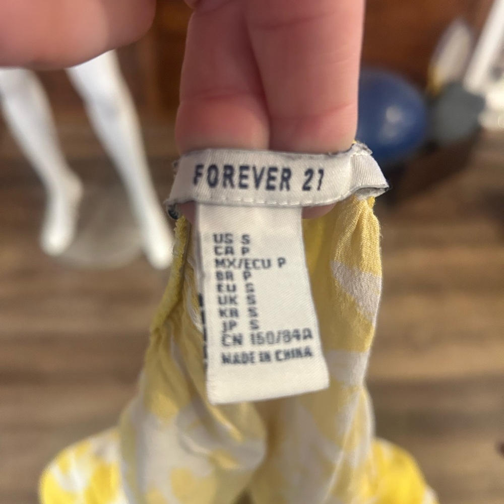 Forever 21. Size small. Crop top. Yellow Floral Off-Shoulder Top - Picture 5 of 5